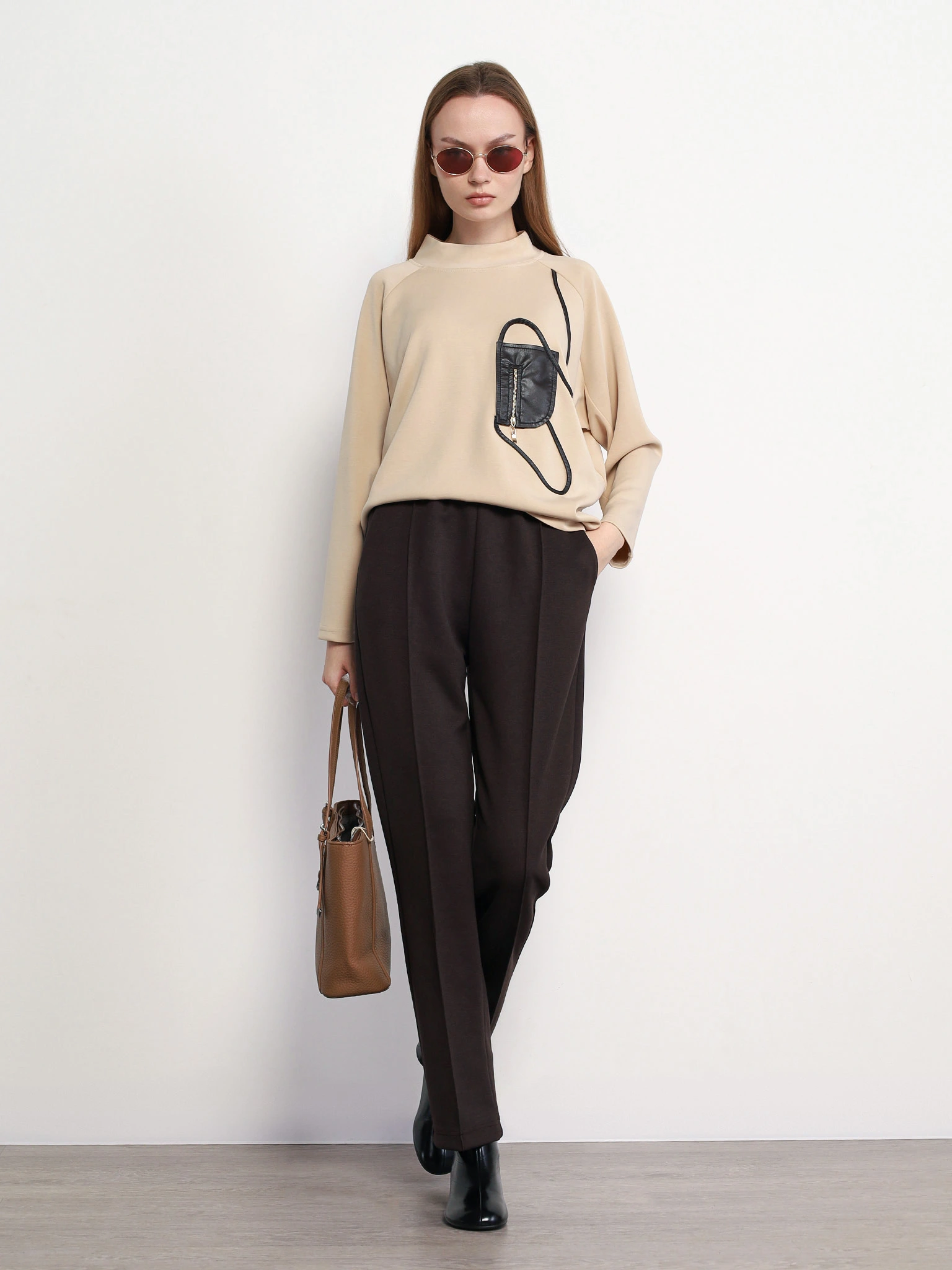 Брюки трикотажные темно-коричневого цвета с эластичным поясом